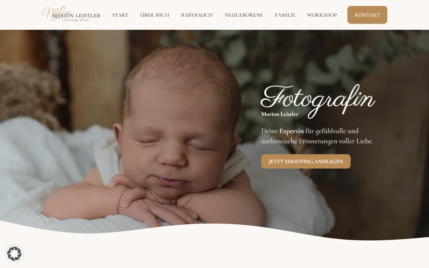 Startseite von Marion Leistler Fotografie: großformatiges Neugeborenen-Foto mit ruhiger, warmer Bildsprache